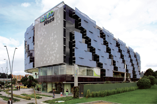 An outdoor dining terrace at ALPASO Plaza. Shades on ALPASO Plaza’s façade keep it cool, and although the structure is air-conditioned, it has sensors to operate air-conditioning at minimal levels. 